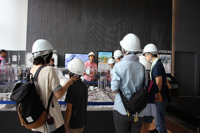 模型で渋谷再開発を学ぶ参加者、渋谷「ヒカリエ」11階