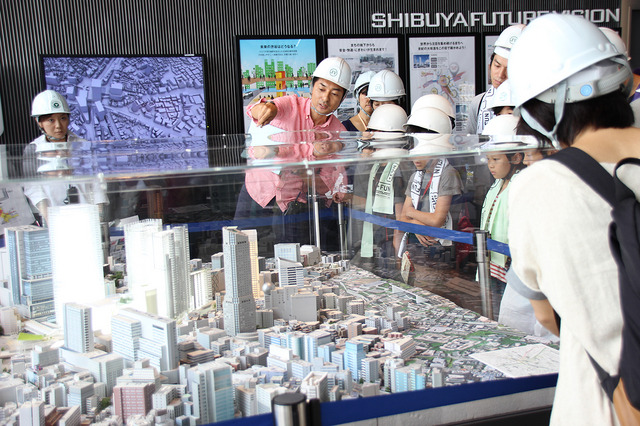 再開発の予定や、今から見学する建物について説明を受ける