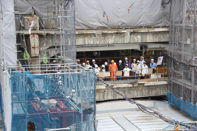 東急百貨店東館から中央館を見学するようす