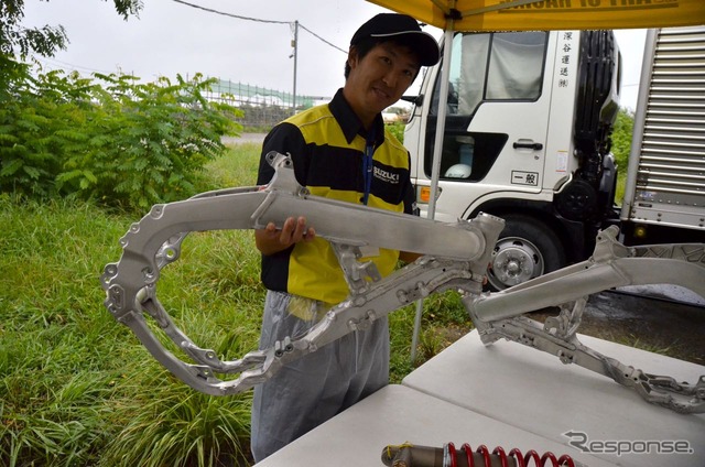 メインフレームを担当したスズキ二輪事業本部 二輪車体電装設計部の面迫貴浩氏。