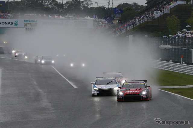 スタートはウエットコンディション(先頭はポールの#1 GT-R)。