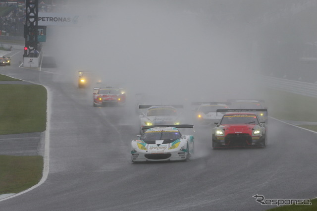 スタートは雨中。ポール発進の#2 ロータス（左）と、予選2位の#10 GT-R。