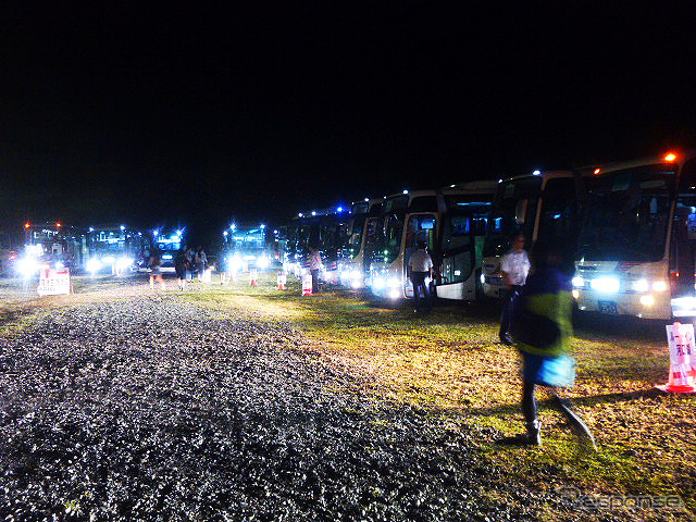 SPACE SHOWER SWEET LOVE SHOWER 2015 の会場に集結する高速バスたち