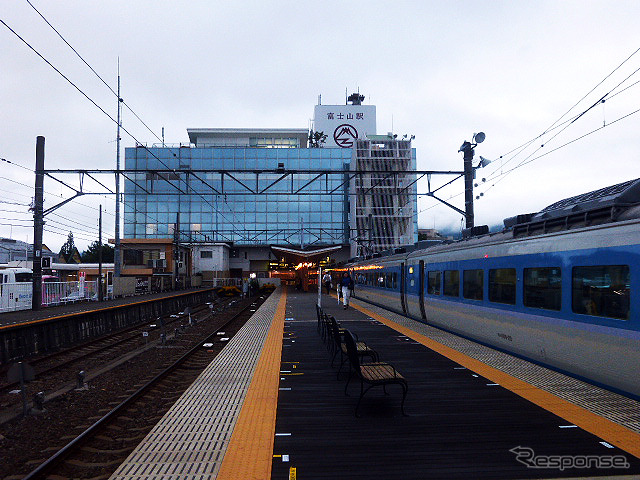 富士急線 富士山駅(旧・富士吉田駅)からJR直通快速電車「山梨富士 4号」に乗った