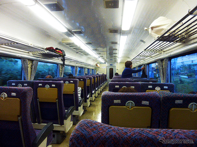 189系6両編成によるJR直通快速電車「山梨富士 4号」。新宿寄り3両が自由席