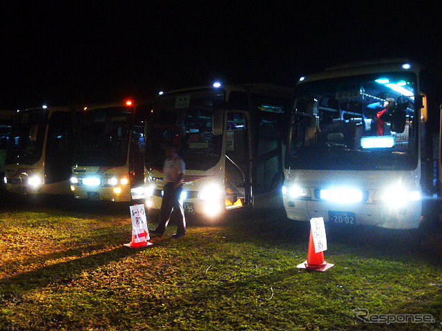 会場ちかくの駐車場は昼も夜も「大型バスの博覧会」といった雰囲気