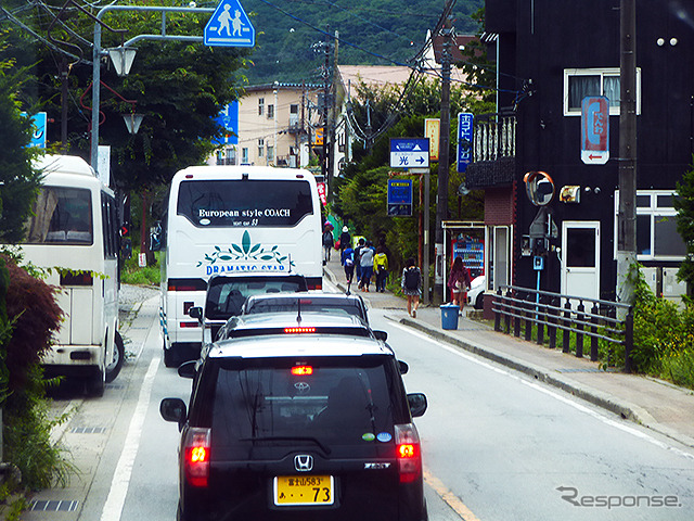 山中湖周辺の細い道に大型バスやバイクの列