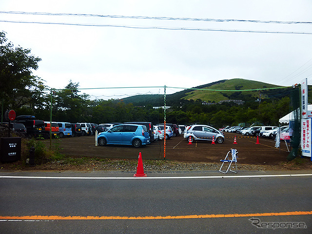 マイカーで来場した人たちは「駐車場で自分のクルマを探すのがたいへん」と話していた