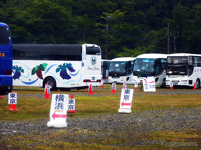 会場ちかくの駐車場は昼も夜も「大型バスの博覧会」といった雰囲気