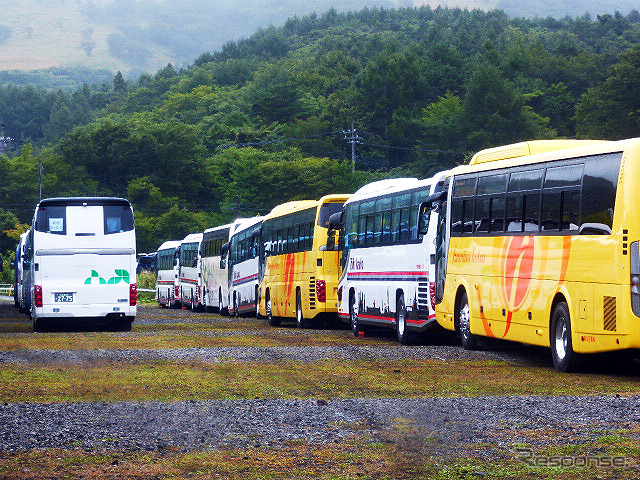 会場ちかくの駐車場は昼も夜も「大型バスの博覧会」といった雰囲気