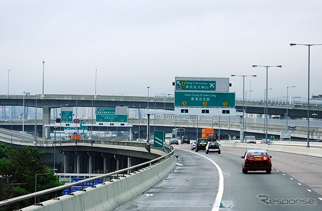 西九龍公路を走り、香港国際空港を目指すトヨタ『クラウンコンフォート』タクシー