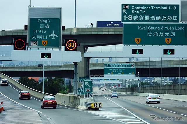 西九龍公路から青沙公路へと移り、香港国際空港を目指すトヨタ『クラウンコンフォート』タクシー