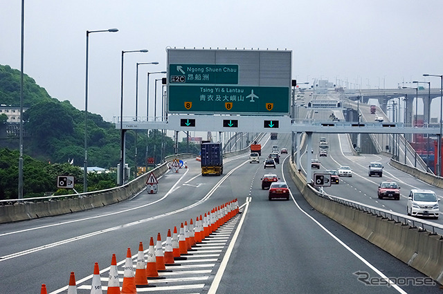 西九龍公路を走り、香港国際空港を目指すトヨタ『クラウンコンフォート』タクシー