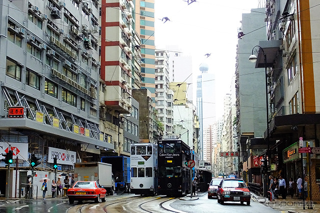 Hotel ibis Hong Kong Central and Sheung Wan 前から香港トラムを眺める
