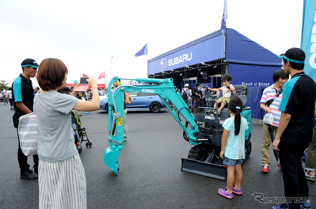 SUPER GT 第5戦に展示されたKOBELCOの重機