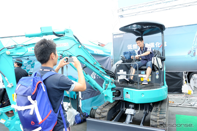 SUPER GT 第5戦に展示されたKOBELCOの重機