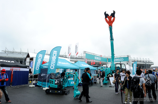 SUPER GT 第5戦に展示されたKOBELCOの重機