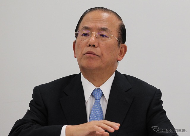 会見する組織委員会の武藤敏郎事務総長（9月1日）
