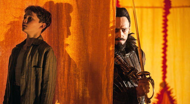 黒ひげ海賊(ヒュー・ジャックマン)がピーター・パン(リーヴァイ・ミラー)に迫るワンシーン…『PAN』-(C) 2015 WARNER BROS. ENTERTAINMENT INC. AND RATPAC-DUNE ENTERTAINMENT LLC