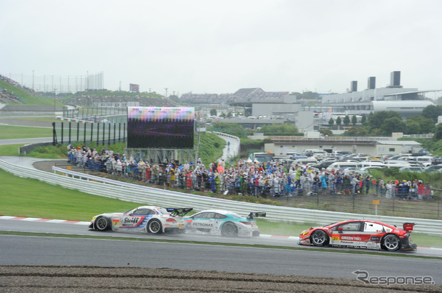 アウト側から見た2コーナーの激感エリア（SUPER GT 第5戦）