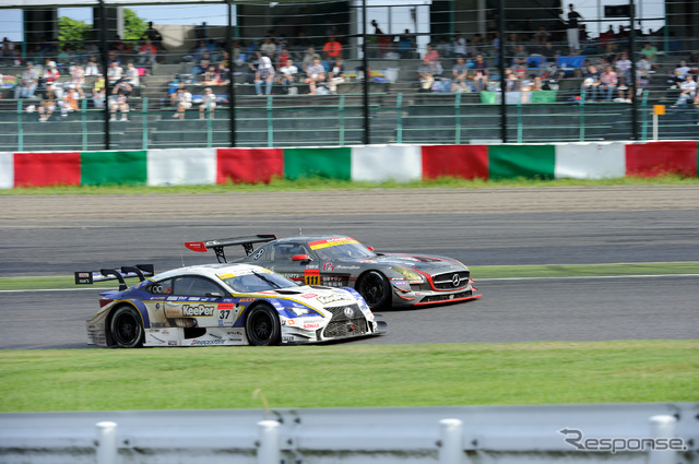 2コーナー激感エリアから見たマシン(SUPER GT 第5戦)