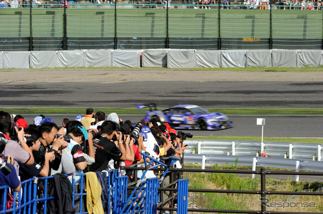 2コーナー激感エリアから見たマシン(SUPER GT 第5戦)