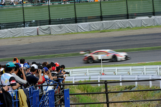 2コーナー激感エリアから見たマシン(SUPER GT 第5戦)