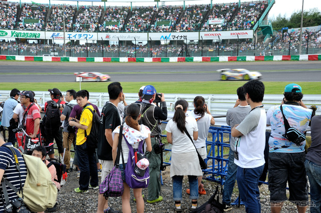 2コーナーの激感エリアの風景(SUPER GT 第5戦)