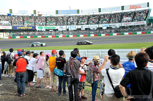 2コーナーの激感エリアの風景(SUPER GT 第5戦)