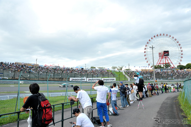 最終コーナーの激感エリアの風景(SUPER GT 第5戦)