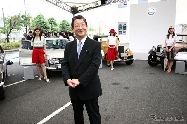 歴代の名車並ぶ---日産 生産累計1億台記念