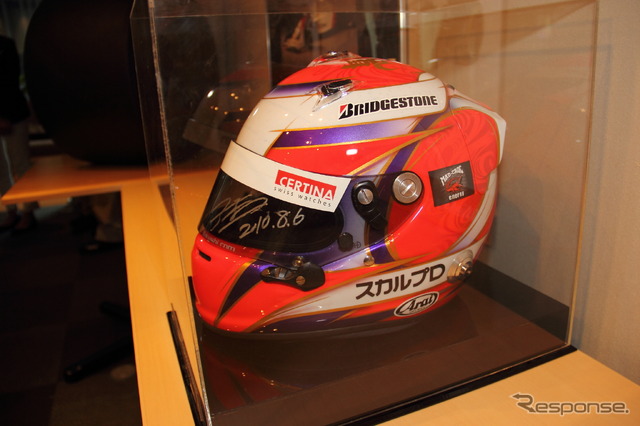 プレス発表会場に展示された小林可夢偉の使用ヘルメット