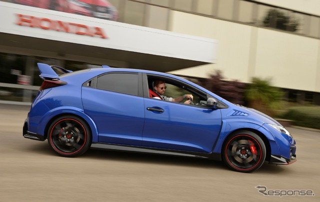 新型ホンダ シビック タイプRと「カイザー・チーフス」のリッキー・ウィルソン