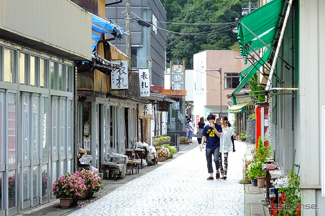 「日本最大級のカルスト台地」といわれる秋吉台(山口県美祢市)。その地下には日本屈指の大鍾乳洞「秋芳洞」がある