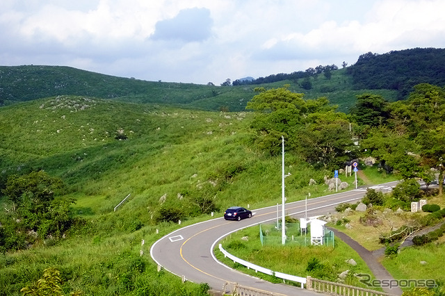 「日本最大級のカルスト台地」といわれる秋吉台（山口県美祢市）。その地下には日本屈指の大鍾乳洞「秋芳洞」がある