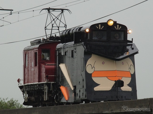 青森県の弘南鉄道でこのほど、子どもたちがラッセル車キ100形にラッピングを施すイベントが開かれた。電気機関車ED333に押されて走るキ100形