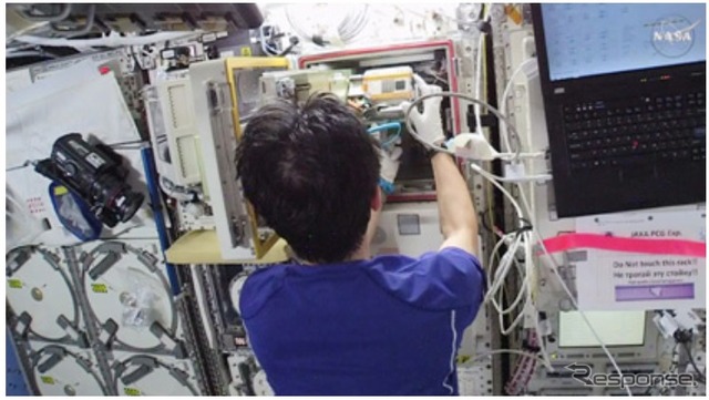 MHUをCBEFに取り付ける油井宇宙飛行士