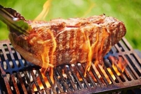 大自然で日仏最高級のお肉を食べ比べ!最新映画の星空上映を楽しむステーキキャンプ!『ステーキ・レボリューション』