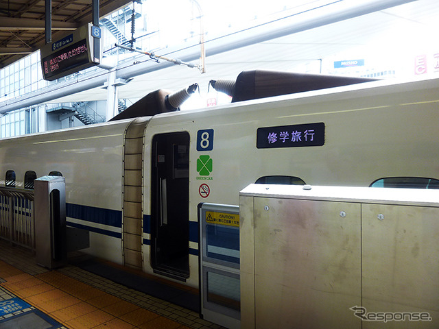 東京駅では、「こだま639号」が出発する直前に団臨“修学旅行列車”が発車した
