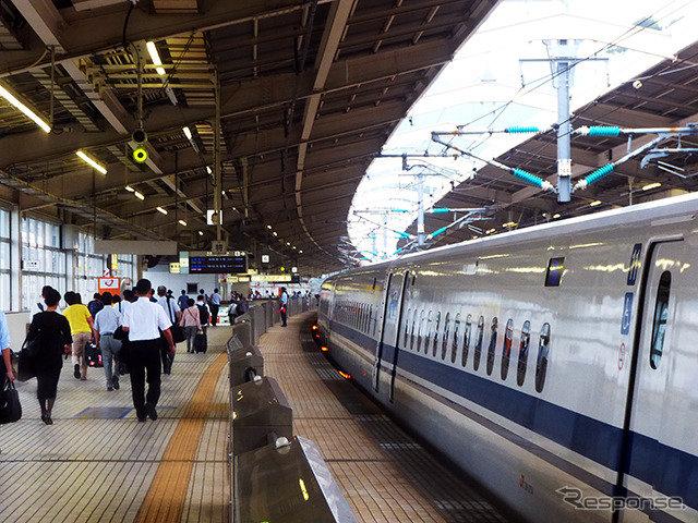 熱海に到着した「こだま639号」。日曜日にもかかわらず、観光客よりもスーツの男性の姿が目立つ