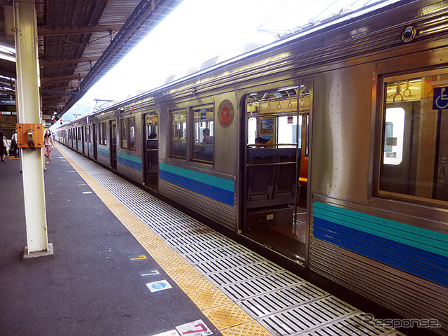 熱海駅から伊東線・伊豆急線の直通電車(伊豆急8000系、もと東急8000系)に乗った