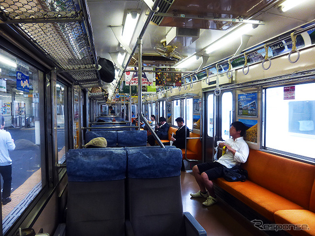 日曜日の朝9時台、伊豆急下田行き電車(伊豆急8000系)の車内。西武の特急車両で使われたクロスシートが海側に