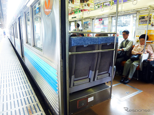 日曜日の朝9時台、伊豆急下田行き電車(伊豆急8000系)の車内。西武の特急車両で使われたクロスシートが海側に