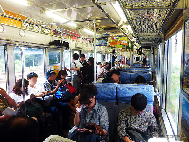 日曜日の朝9時台、伊豆急下田行き電車(伊豆急8000系)の車内。西武の特急車両で使われたクロスシートが海側に