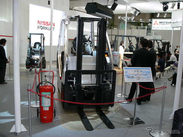 物流総合展06　燃料電池フォークリフトの市販は当分無理…日産
