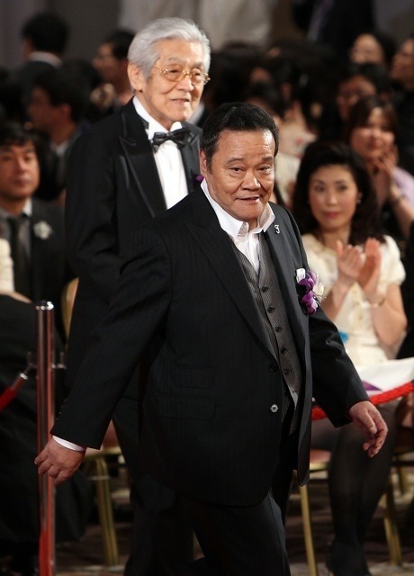 三國連太郎（後方）と西田敏行 / 2010年日本アカデミー賞　(c) Getty Images