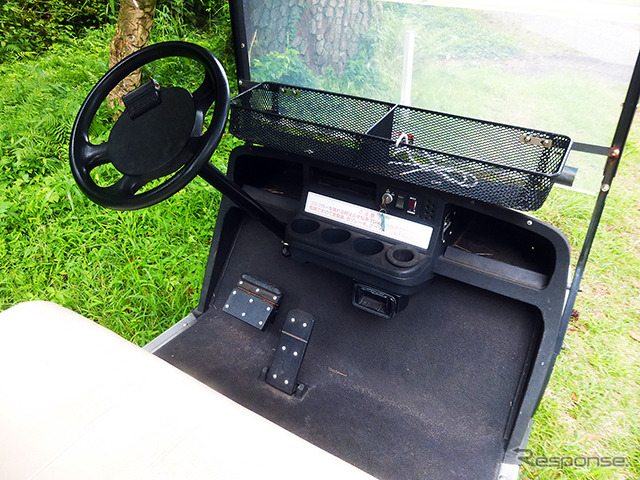 EZGO(米国、イージーゴー)製2人乗りカートなどの姿もあった
