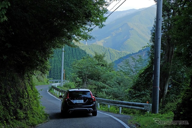 険路においてもディーゼルの動力性能は余裕しゃくしゃくであった。