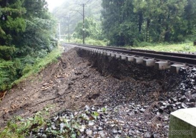 記録的な豪雨の影響により複数路線で被害が発生した東武鉄道は各線の被害状況と復旧見込みを発表。鬼怒川線新高徳~小佐越間では盛土が流出した。同線は1週間程度での復旧を見込んでいる