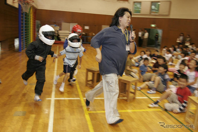 【F1の学校】2時間目：ドライバーになりきった3−4年生